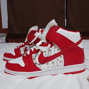 Nike sb dunk hightop red supreme stars